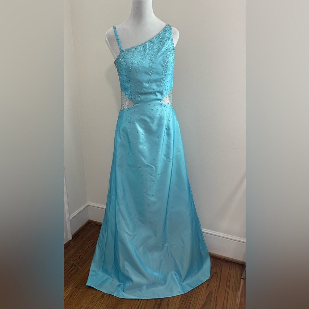 Formal/Prom Dress w/short train- Sz 8